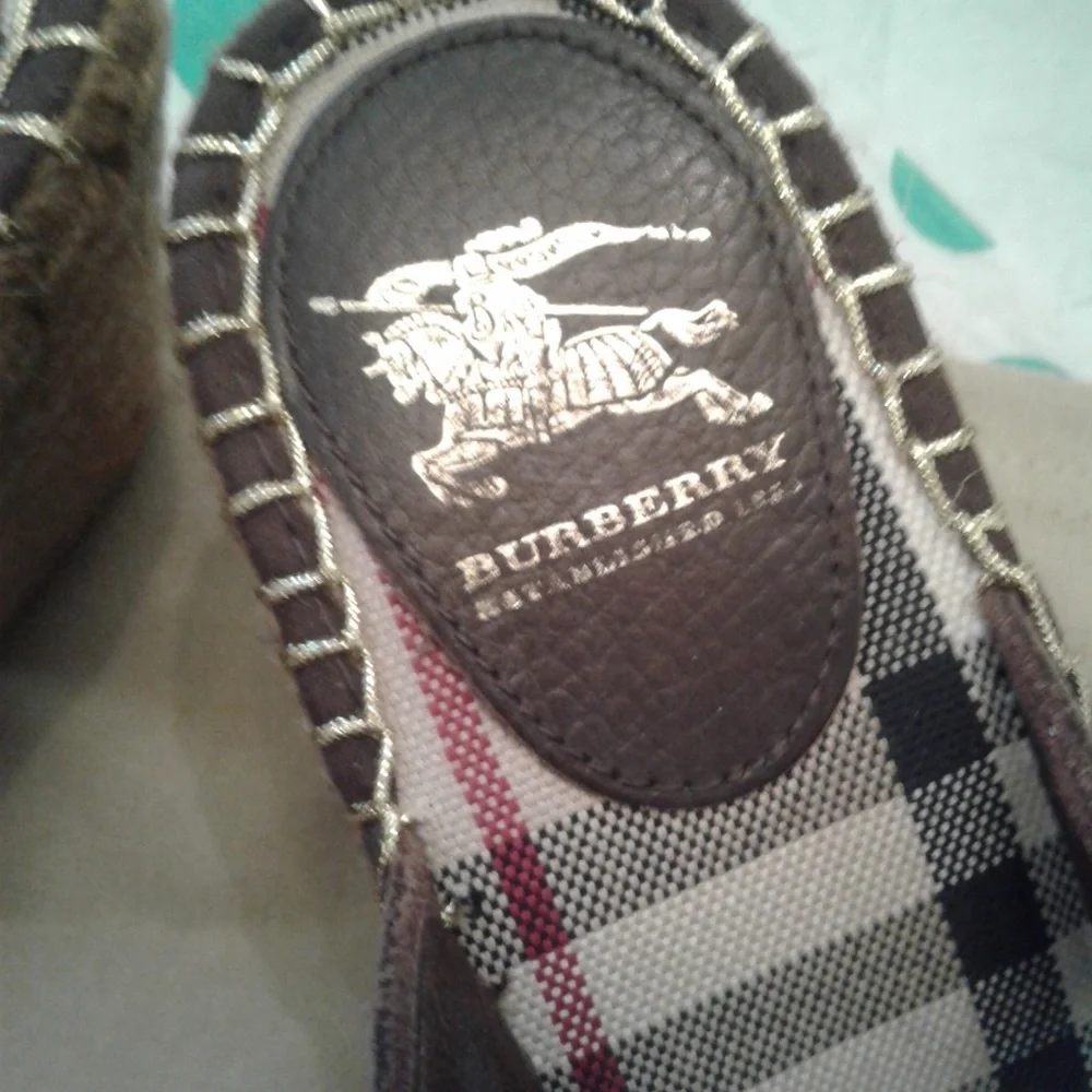 👡 Burberry Signature Nova Check Wedge Sandals 👡 - Picture 2 of 8